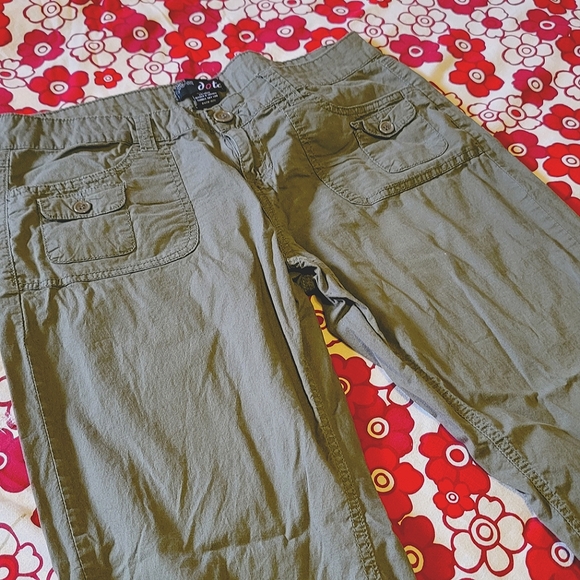 Olive Khaki Capris {Dot's}, Size 11/12 - Picture 5 of 11